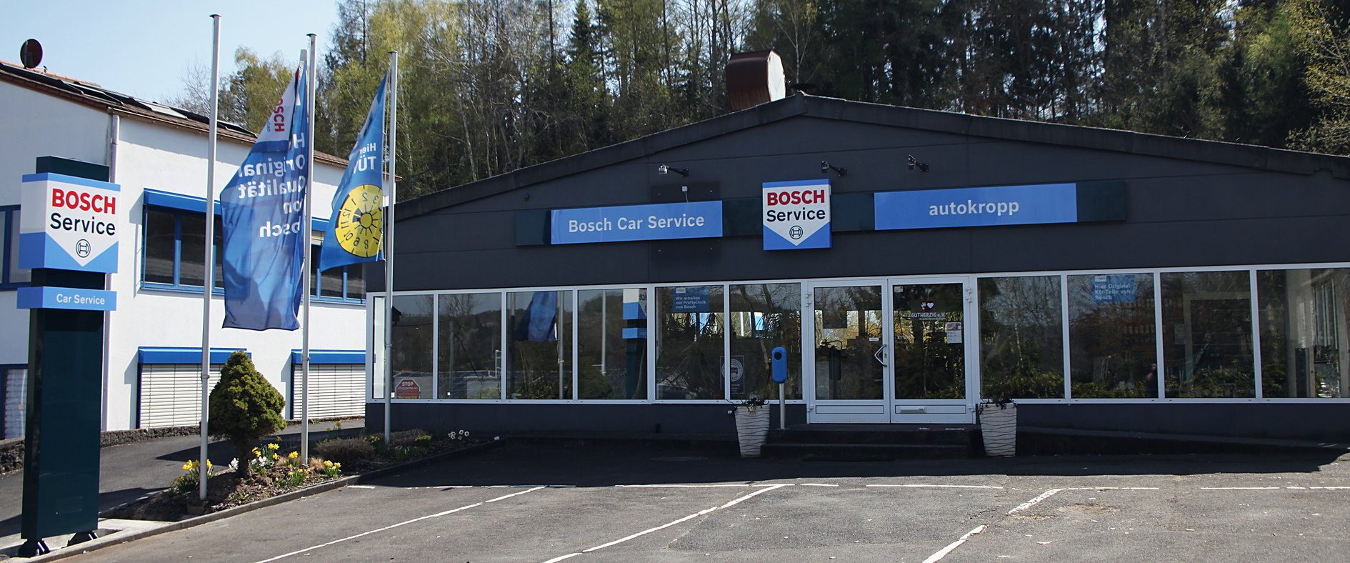 Das Werkstattgebäude der autokropp GmbH in Mömbris mit Bosch Car Service-Beflaggung